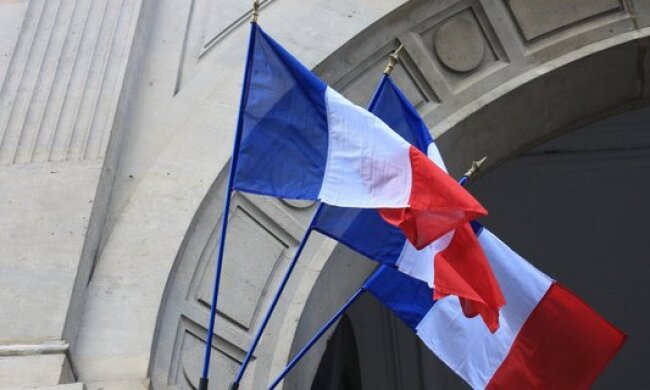 В интервью французскому изданию  власть признала, что США потеряла интерес к Украине