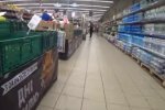 Как обрабатывать продукты после супермаркета во время эпидемии. Фото: скриншот YouTube