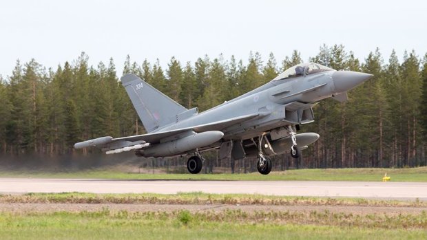 В НАТО без промедления подняли истребители, Россия отправила боевые самолеты в Европу. Началось