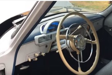 Сервисная книжка, запаска и кассета: в старом гараже нашли 30-летнюю «Волгу» без пробега. Фото