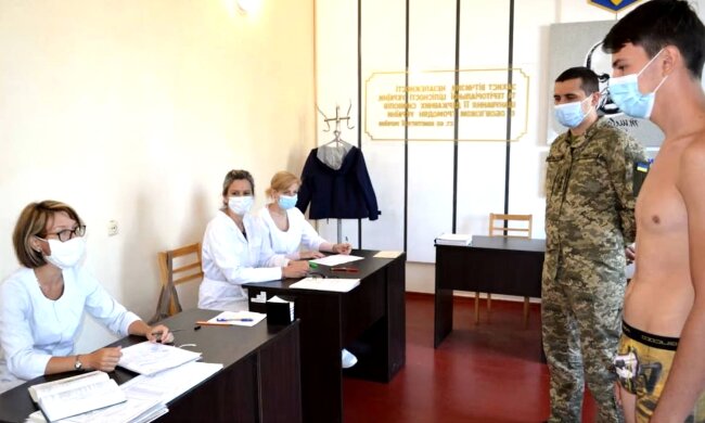 Які наслідки від ТЦК чекають на тих, хто не пройде ВЛК. Фото: YouTube