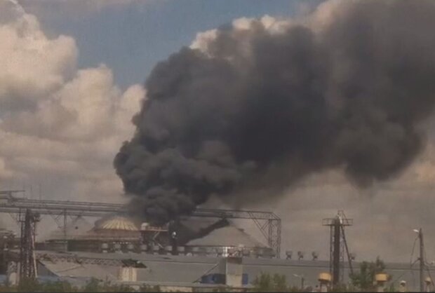 Пожежа на заводі в Маріуполі. Фото: скріншот Telegram-відео