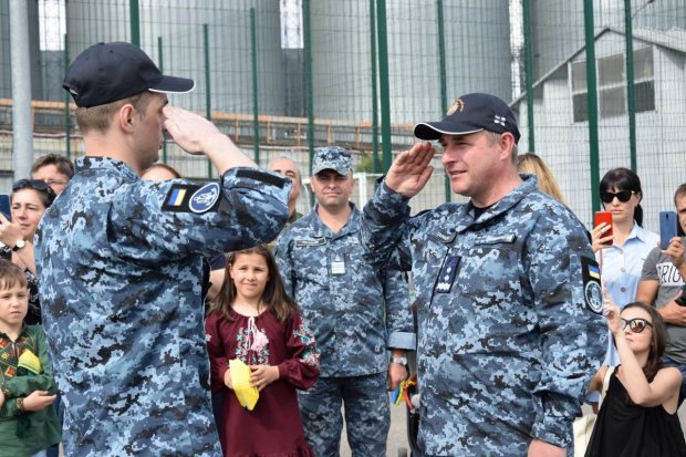 Встретили в торжественной обстановке и подарили флаг ВМС: Одесса встретила освобожденных украинских моряков