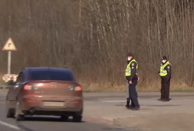 Полиция с медработниками контролирует здоровье водителей. Фото: скрин youtube