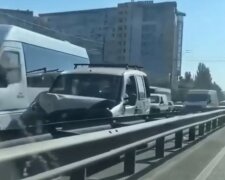 В Киеве столкнулись шесть авто. Фото: Киев Оперативный, скрин