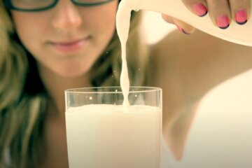 Молоко: Скриншот YouTube