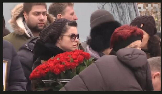 Наташа Королева на похоронах бабушки. Фото: скриншот Youtube