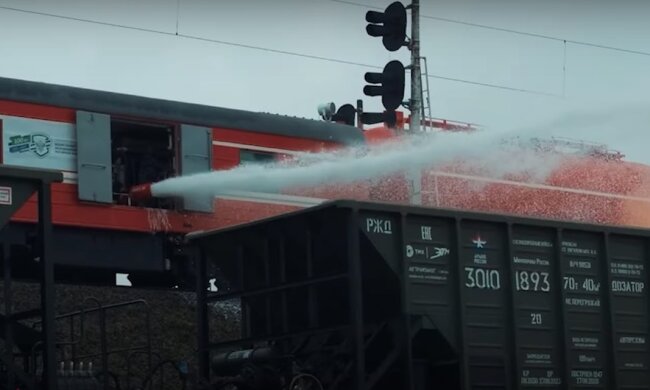 Палаючий російський потяг. Фото: YouTube, скрін