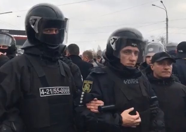 Полиция сдерживает беспорядки в Харькове. Фото: скрин youtube