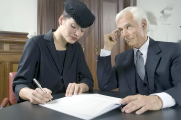 У чому різниця між договором довічного утримання та договором спадщини. Фото: YouTube