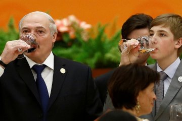 Лукашенко отвез своего 14-летнего сына к Путину. Видео