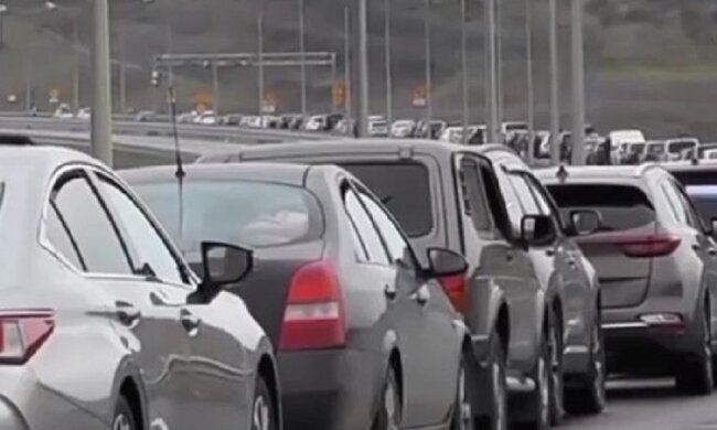 Черга на виїзд з Криму. Фото: скриншот Telegram