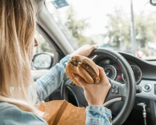 Водіїв попередили про штрафи за їжу та напої за кермом. Фото: скрін YouTube