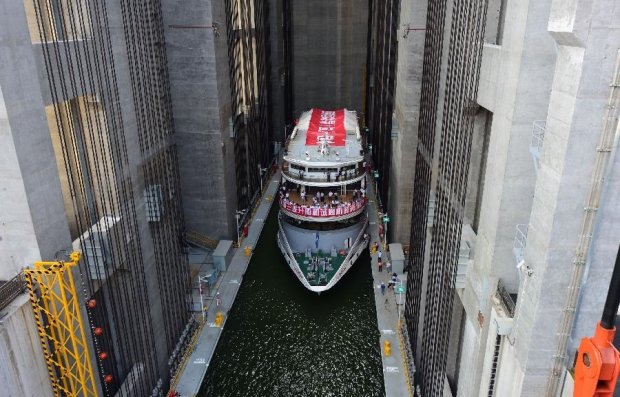 В Китае запустили гигантский лифт для кораблей. Видео