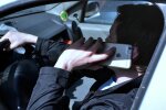 Разговоры за рулем. Фото: скриншот YouTube