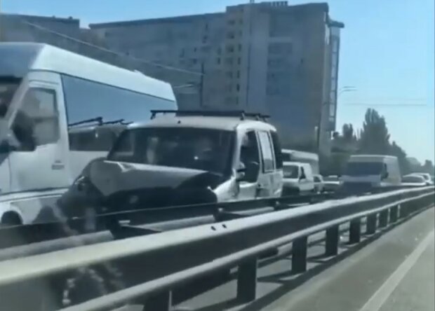 В Киеве столкнулись шесть авто. Фото: Киев Оперативный, скрин