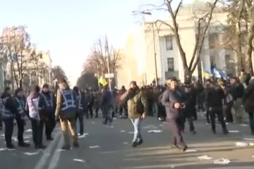 Под Верховной Радой проходит митинг. Фото: youtube