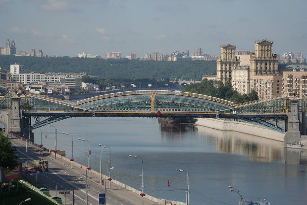 Экстремал на киевском мосту "взорвал" сеть: появилось видео безумного поступка
