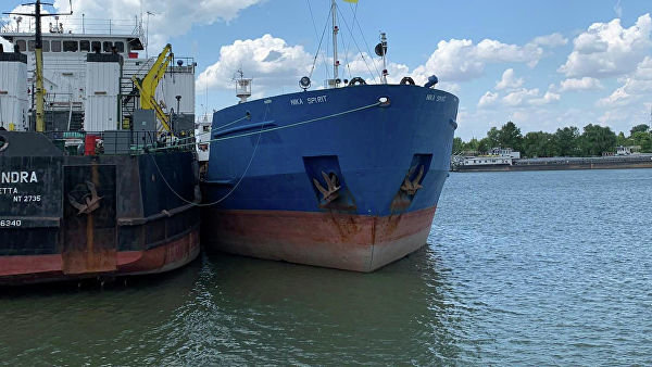 По-человечески: задержанных на танкере российских моряков отпустили домой