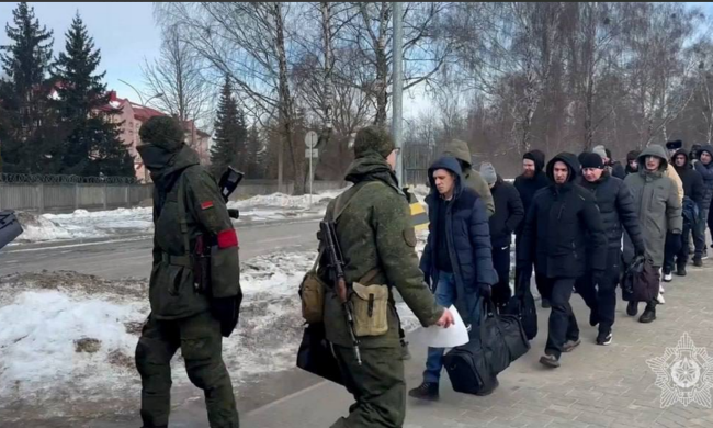 У Білорусі масово розсилають повістки на військові збори. Фото: Telegram
