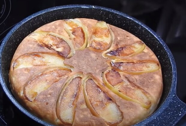 Шарлотка с яблоками, приготовленная на сковороде. Фото: скриншот YouTube-видео