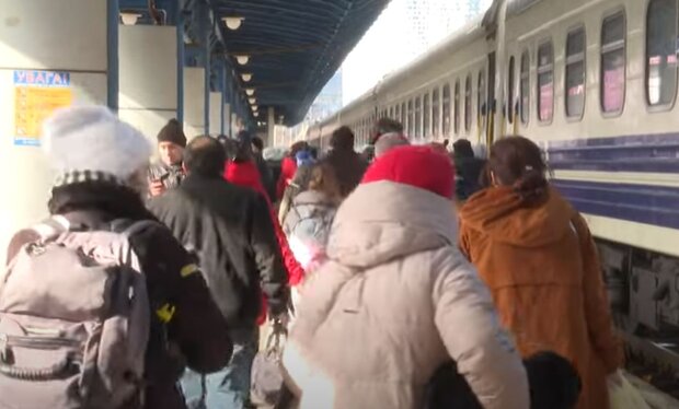 Пасажири на залізничному вокзалі. Фото: скріншот YouTube-відео