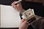 Доллары США. Фото: скриншот Youtube-видео
