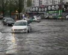 В Киеве снова затопило дороги. Фото: youtube