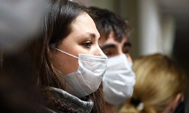 Украинцы массово скупают медицинские маски. Фото иллюстративное