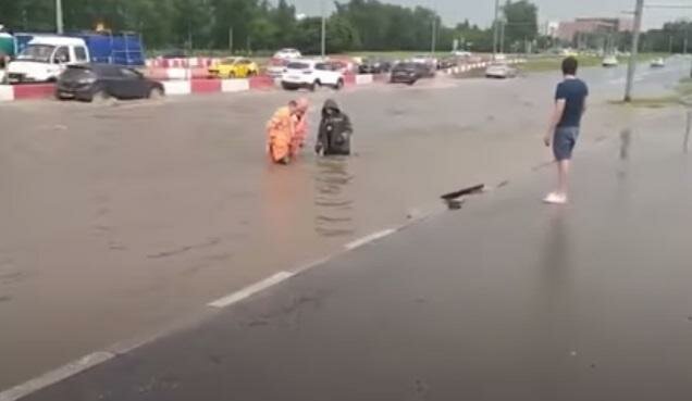 Москва уходит под воду: россияне признаются - такого не видели никогда