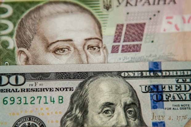 Гривна рухнула: доллар и евро значительно прибавили в цене
