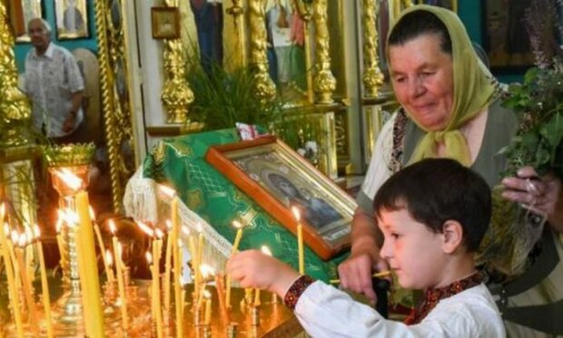 Киевлян заставят молиться: что опять случилось