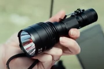 Фонарик. Фото: скриншот YouTube-видео