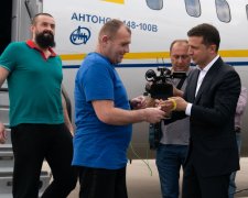Зеленский в встречает украинцев, вернувшихся из российского плена домой