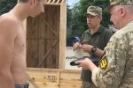 Вручение повестки. Фото: скриншот YouTube-видео