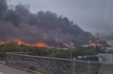 Вночі безпілотники вдарили по російських НПЗ, спалахнула пожежа - кадри