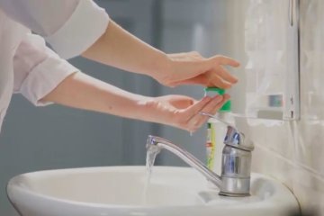 Тщательное мытье рук - профилактика заражения ОРВИ. Фото: скрин youtube