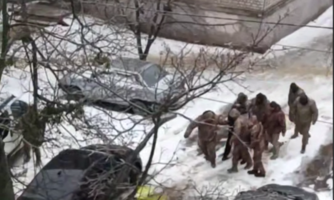 Бусифікували всю сім'ю: у Харкові десяток ТЦКашників запакували в бус чоловіка та дружину