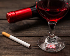 Медики уже знают точно, скольким сигаретам равняется бутылка вина