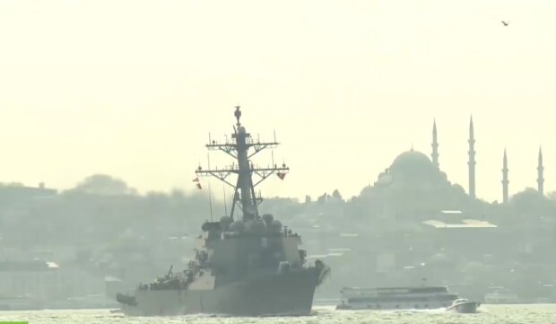 Американский корабль входит в Черное море. Фото: YouTube, скрин