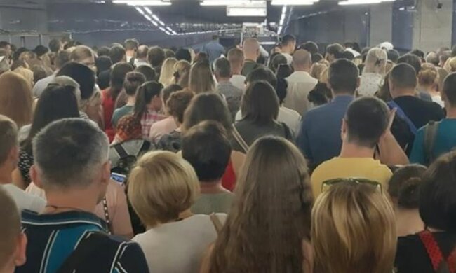 В Киевском метро полно людей, какая там дистанция: "Сто тысяч человек стоят"