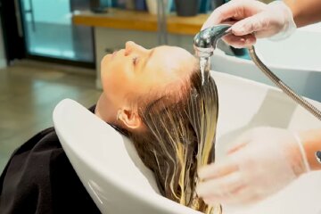 Окрашивание волос. Фото: YouTube