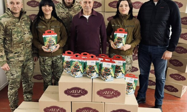 "Святий Миколай — дітям українських Героїв": Томенко передає 1300 подарунків, компенсованих ЄСПЛ