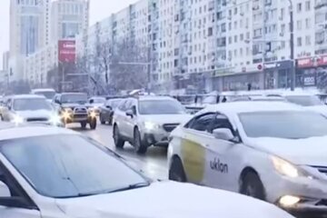 Автомобілі на дорозі. Фото: скріншот YouTube-відео
