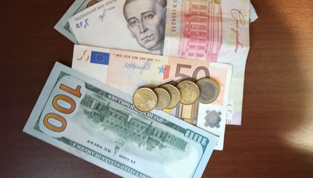 Доллары, валюта, деньги. Фото: Стена