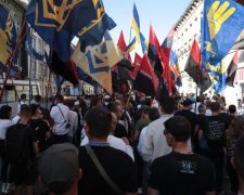 Львовские националисты в вышиванках маршировали по центру города: кадры масштабного собрания у памятника Бандере