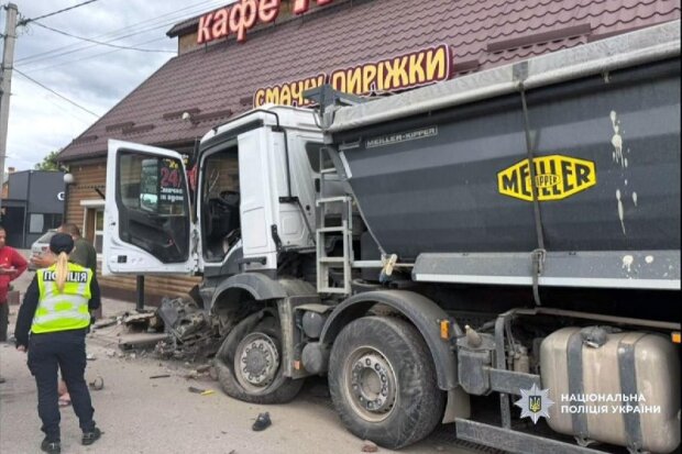 Вантажний автомобіль, що врізався в будівлю кафе після зіткнення з легковиками в селі Правдівка