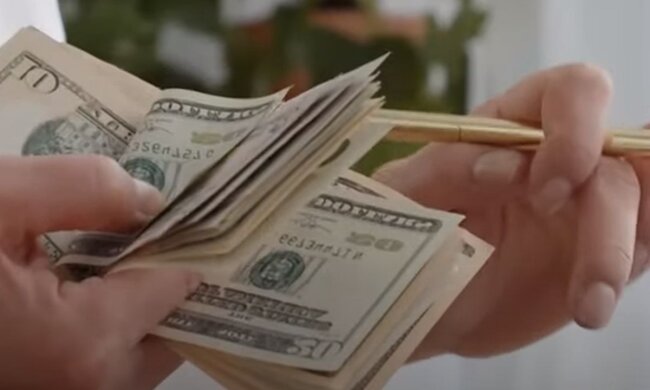 Долари. Фото: скріншот YouTube-відео