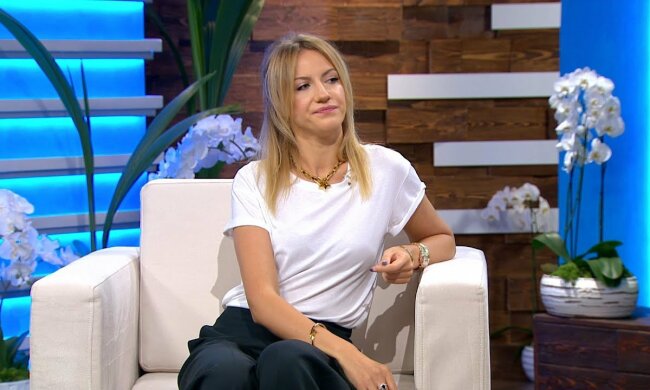 Леся Никитюк поделилась «военным фото» в коротком платье