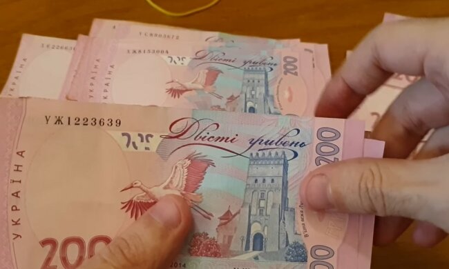 Зарплаты в 55 тысяч гривен: стало известно, кто может рассчитывать на космические суммы в Украине